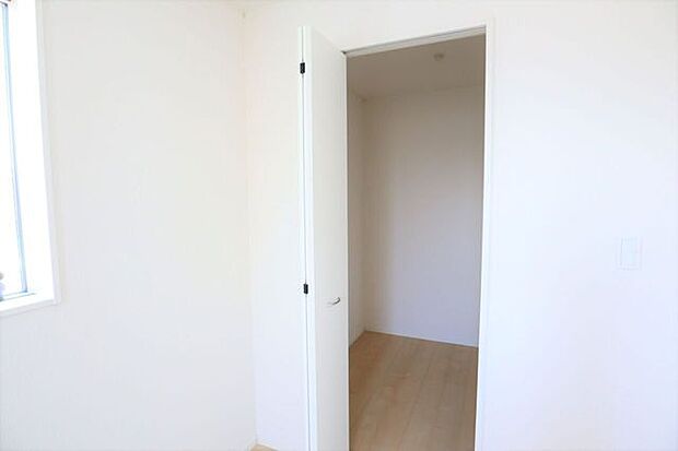 ◇ウォークインクローゼット◇　同仕様季節物のお洋服などしっかり収納できます♪旅行鞄などかさばる収納もすっきり片付きますね♪