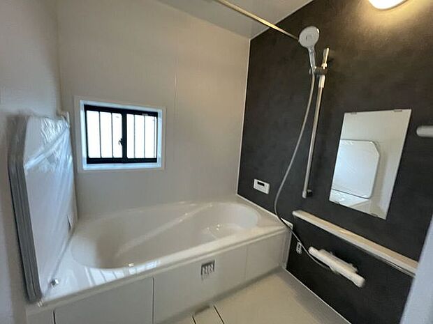 ◇浴室◇一坪サイズの浴室で足が伸ばせて快適です♪浴室暖房乾燥機付で、雨の日でも洗濯物が乾かせます♪