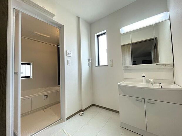 ◇洗面所◇シャワー付き洗面化粧台♪三面鏡付で朝の身支度もラクラクです♪