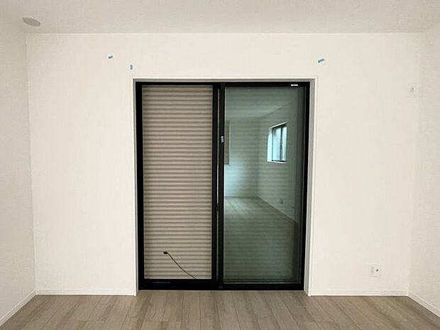 ○シャッター雨戸○開閉に力が要らないシャッターを採用しています♪外出時や旅行時の防犯、台風など雨風の強い日にも安心ですね♪