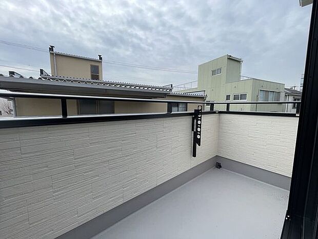 ◇バルコニー◇南向きバルコニー♪陽当たりが良く洗濯物が良く乾きそうです♪便利な洗濯金物が付いています。
