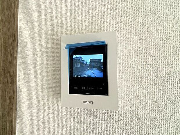 ○カラーモニター付インターホン○不在時の訪問は自動で録画されます。訪問者の顔が確認できるのでお子様の留守番にも安心です♪