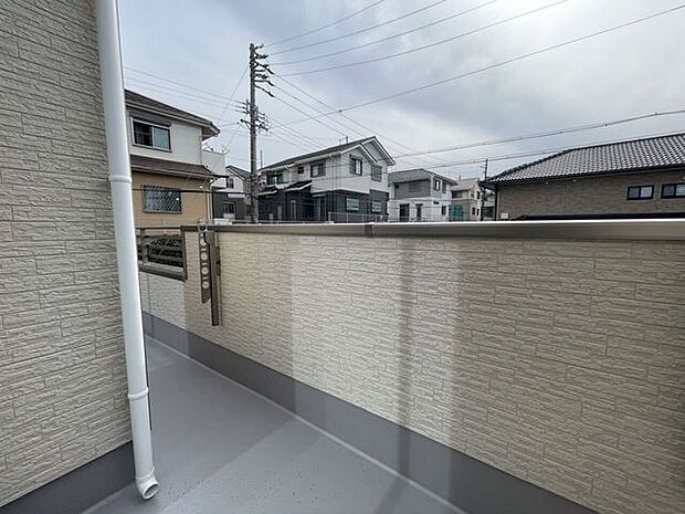 ◇バルコニー◇南向きバルコニー♪陽当たりが良く洗濯物が良く乾きそうです♪便利な洗濯金物が付いています。