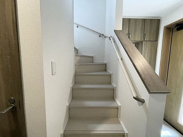 ◇階段◇手すり付きの階段♪段差を緩やかに設計していますので、小さなお子様やご年配の方にも安心です♪