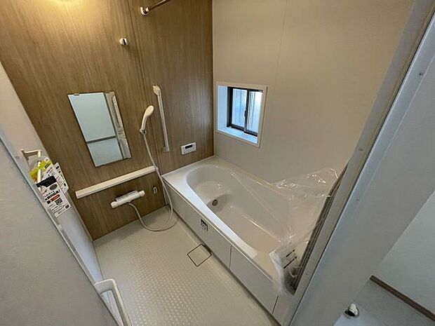 ◇浴室◇一坪サイズの浴室で足が伸ばせて快適です♪浴室暖房乾燥機付で、雨の日でも洗濯物が乾かせます♪