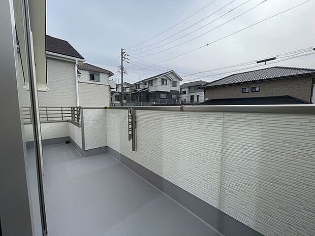 ◇バルコニー◇南向きバルコニー♪陽当たりが良く洗濯物が良く乾きそうです♪便利な洗濯金物が付いています。