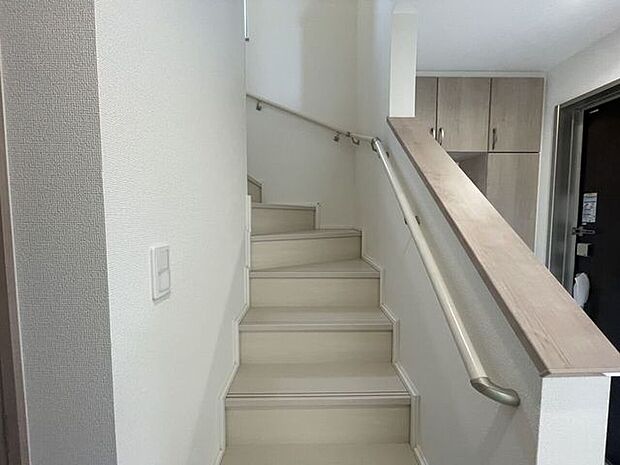 ◇階段◇手すり付きの階段♪段差を緩やかに設計していますので、小さなお子様やご年配の方にも安心です♪