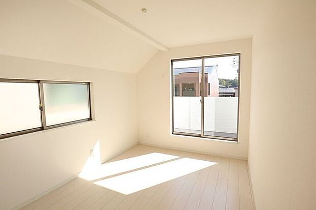 ◇洋室◇　同仕様2面採光のお部屋は明るく風通しが良いです♪収納もしっかり出来ますよ！