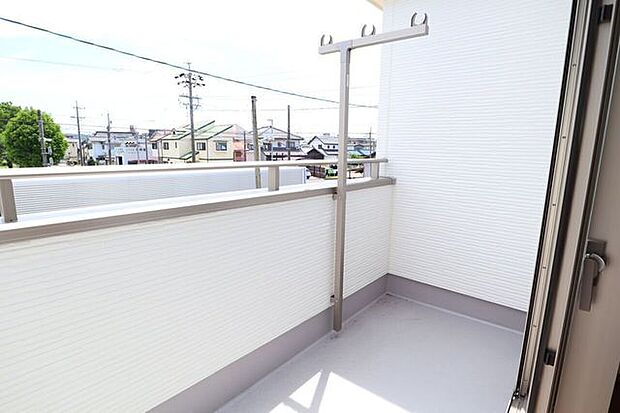 ◇バルコニー◇　同仕様南向きバルコニー♪陽当たりが良く洗濯物が良く乾きそうです♪便利な洗濯金物が付いています。