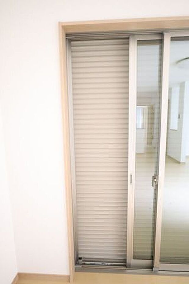 ○シャッター雨戸○　同仕様開閉に力が要らないシャッターを採用しています♪外出時や旅行時の防犯、台風など雨風の強い日にも安心ですね♪