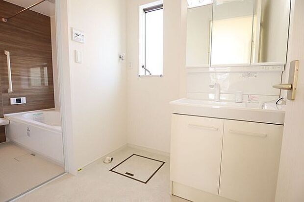 ◇洗面所◇ 同仕様シャワー付き洗面化粧台♪三面鏡付で朝の身支度もラクラクです♪