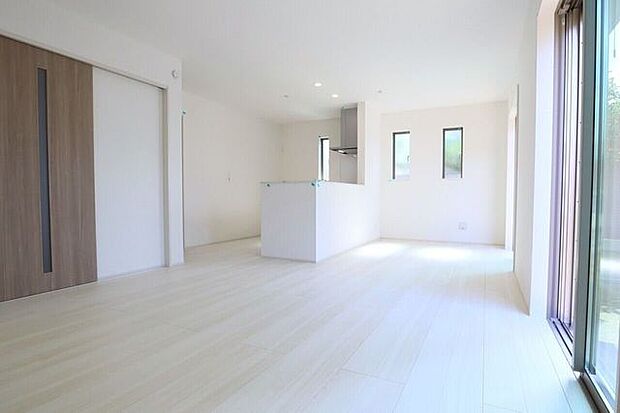 ◇リビング◇ 同仕様南面を広く取ったリビングは日当たり良好です♪一家団欒の時間が増えそうですね♪