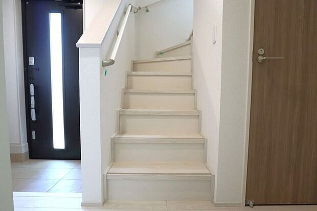 ◇階段◇ 同仕様手すり付きの階段♪段差を緩やかに設計していますので、小さなお子様やご年配の方にも安心です♪