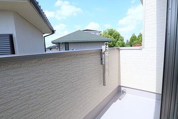 ◇バルコニー◇ 同仕様南向きバルコニー♪陽当たりが良く洗濯物が良く乾きそうです♪便利な洗濯金物が付いています。