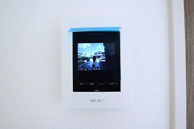 ○カラーモニター付インターホン○ 同仕様不在時の訪問は自動で録画されます。訪問者の顔が確認できるのでお子様の留守番にも安心です♪