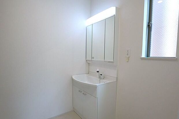 ◇洗面所◇ 同仕様シャワー付き洗面化粧台♪三面鏡付で朝の身支度もラクラクです♪