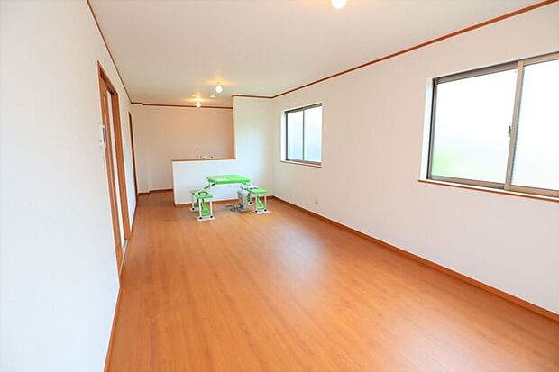 ◇リビング◇　同仕様南面を広く取ったリビングは日当たり良好です♪一家団欒の時間が増えそうですね♪