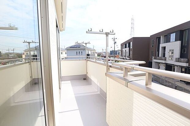 ◇バルコニー◇　同仕様南向きバルコニー♪陽当たりが良く洗濯物が良く乾きそうです♪便利な洗濯金物が付いています。