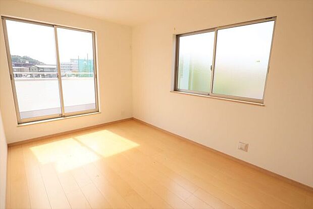 ◇洋室◇ 同仕様2面採光のお部屋は明るく風通しが良いです♪収納もしっかり出来ますよ!