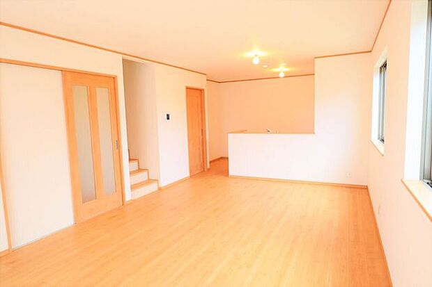 ◇リビング◇　同仕様南面を広く取ったリビングは日当たり良好です♪一家団欒の時間が増えそうですね♪