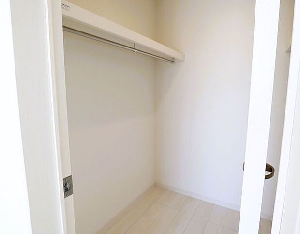 ◇ウォークインクローゼット◇　同仕様季節物のお洋服などしっかり収納できます♪旅行鞄などかさばる収納もすっきり片付きますね♪