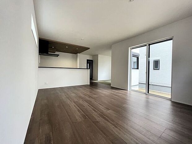 ◇リビング◇南面を広く取ったリビングは日当たり良好です♪一家団欒の時間が増えそうですね♪