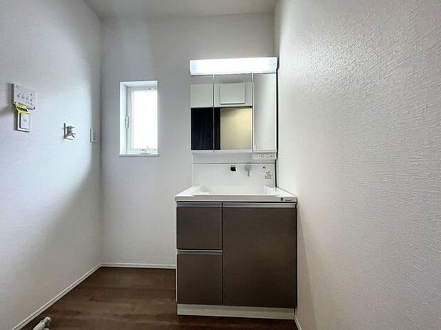 ◇洗面所◇シャワー付き洗面化粧台♪三面鏡付で朝の身支度もラクラクです♪