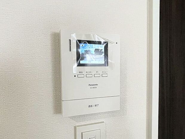 ○カラーモニター付インターホン○　不在時の訪問は自動で録画されます。訪問者の顔が確認できるのでお子様の留守番にも安心です♪
