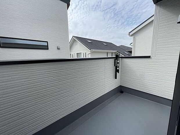 ◇バルコニー◇南向きバルコニー♪陽当たりが良く洗濯物が良く乾きそうです♪便利な洗濯金物が付いています。