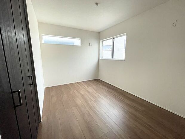 ◇洋室6帖◇2面採光のお部屋は明るく風通しが良いです♪収納もしっかり出来ますよ！