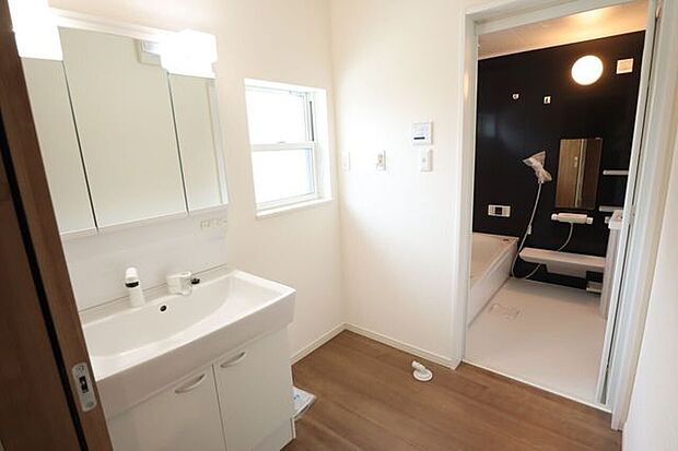 ◇洗面所◇　同仕様シャワー付き洗面化粧台♪三面鏡付で朝の身支度もラクラクです♪