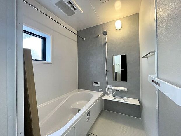 ◇浴室◇一坪サイズの浴室で足が伸ばせて快適です♪浴室暖房乾燥機付で、雨の日でも洗濯物が乾かせます♪