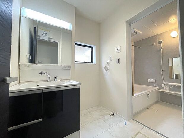 ◇洗面所◇シャワー付き洗面化粧台♪三面鏡付で朝の身支度もラクラクです♪