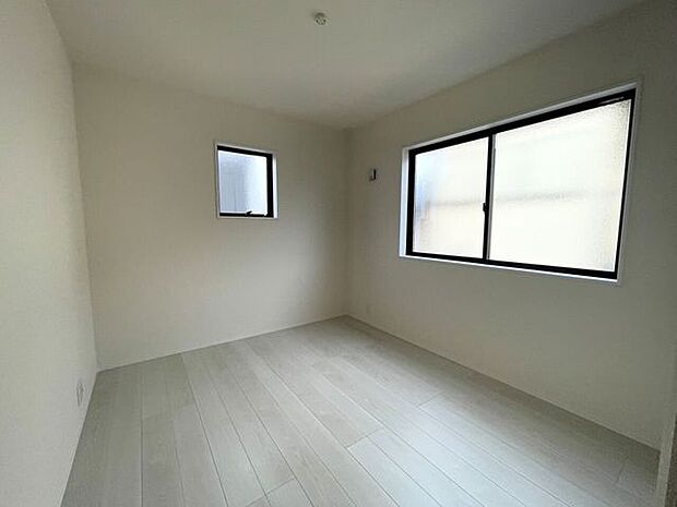 ◇洋室5.3帖◇ 2面採光のお部屋は明るく風通しが良いです♪収納もしっかり出来ますよ!