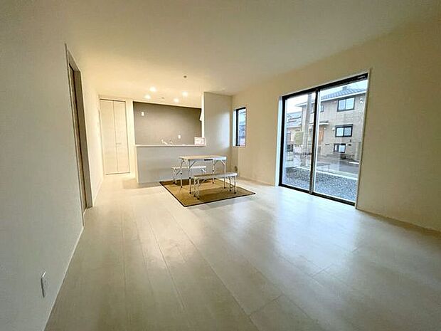 ◇リビング◇南面を広く取ったリビングは日当たり良好です♪一家団欒の時間が増えそうですね♪