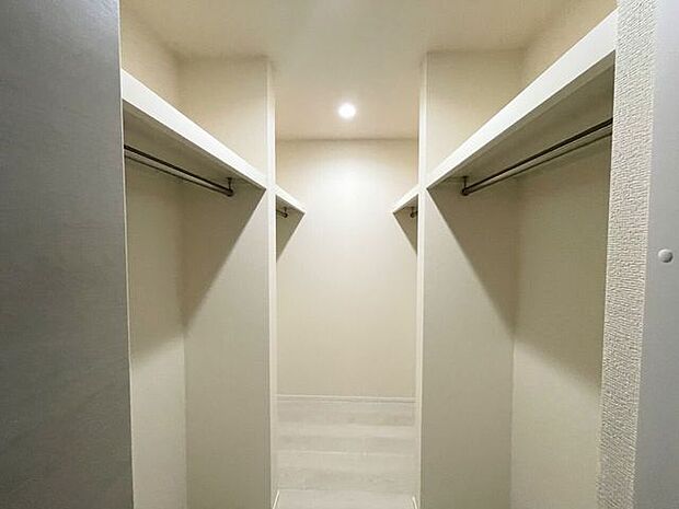 ◇ウォークインクローゼット◇　季節物のお洋服などしっかり収納できます♪旅行鞄などかさばる収納もすっきり片付きますね♪