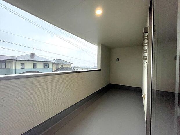 ◇インナーバルコニー◇急な雨も安心のインナーバルコニー♪外からお洗濯物が見えにくくプライバシーも守れますね♪