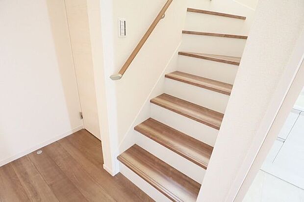 ◇階段◇　同仕様手すり付きの階段♪段差を緩やかに設計していますので、小さなお子様やご年配の方にも安心です♪