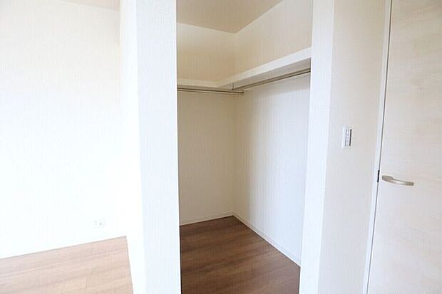 ◇ウォークインクローゼット◇　同仕様季節物のお洋服などしっかり収納できます♪旅行鞄などかさばる収納もすっきり片付きますね♪