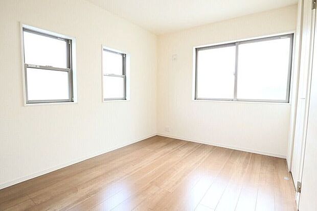 ◇洋室◇ 同仕様2面採光のお部屋は明るく風通しが良いです♪収納もしっかり出来ますよ!