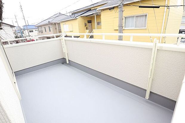 ◇バルコニー◇ 同仕様南向きバルコニー♪陽当たりが良く洗濯物が良く乾きそうです♪便利な洗濯金物が付いています。