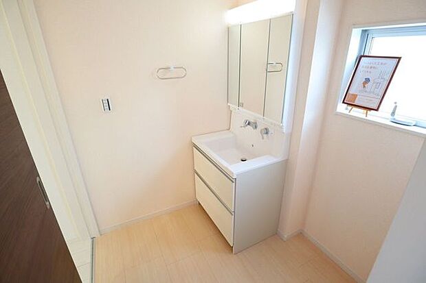 ◇洗面所◇ 同仕様シャワー付き洗面化粧台♪三面鏡付で朝の身支度もラクラクです♪