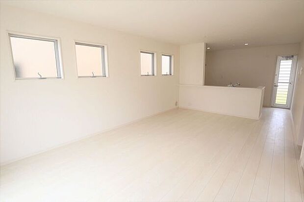 ◇リビング◇　同仕様南面を広く取ったリビングは日当たり良好です♪一家団欒の時間が増えそうですね♪