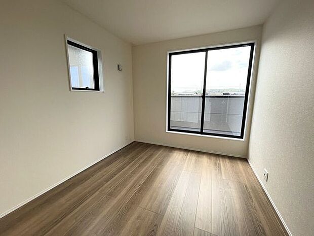◇洋室5.4帖◇2面採光のお部屋は明るく風通しが良いです♪収納もしっかり出来ますよ!