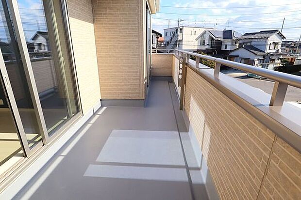 ◇バルコニー◇ 同仕様南向きバルコニー♪陽当たりが良く洗濯物が良く乾きそうです♪便利な洗濯金物が付いています。