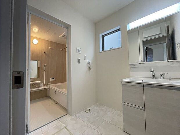 ◇洗面所◇　シャワー付き洗面化粧台♪三面鏡付で朝の身支度もラクラクです♪