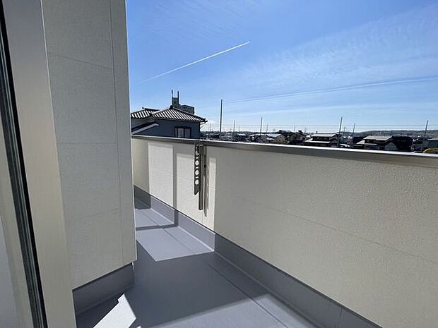 ◇バルコニー◇南向きバルコニー♪陽当たりが良く洗濯物が良く乾きそうです♪便利な洗濯金物が付いています。