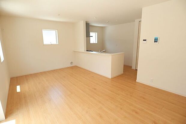 ◇リビング◇ 同仕様南面を広く取ったリビングは日当たり良好です♪一家団欒の時間が増えそうですね♪