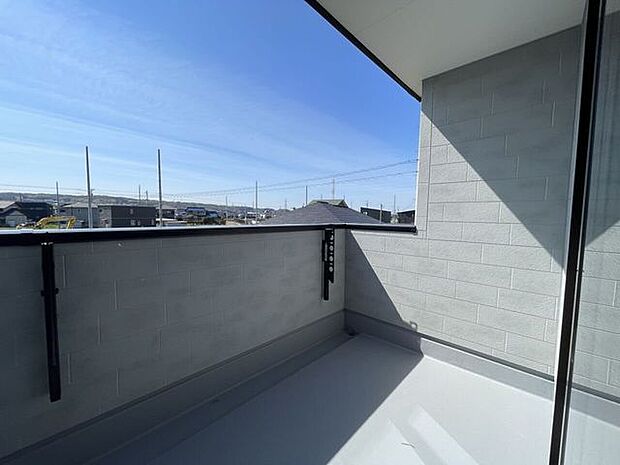 ◇バルコニー◇南向きバルコニー♪陽当たりが良く洗濯物が良く乾きそうです♪便利な洗濯金物が付いています。