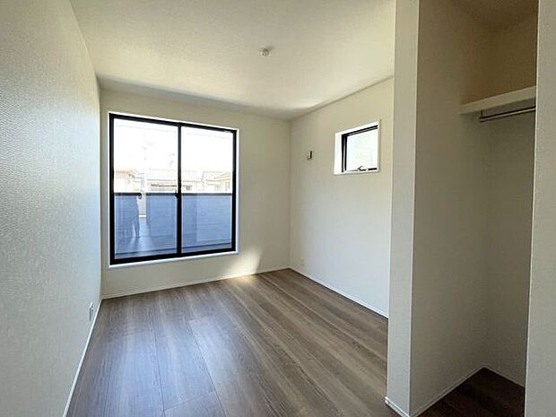 ◇洋室6.7帖◇2面採光のお部屋は明るく風通しが良いです♪収納もしっかり出来ますよ!